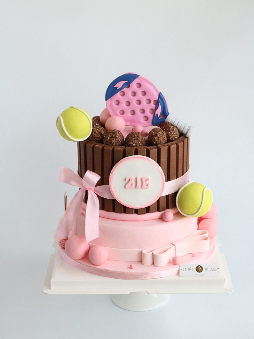 Tennis Cake 2 Tier With Chocolate Bar