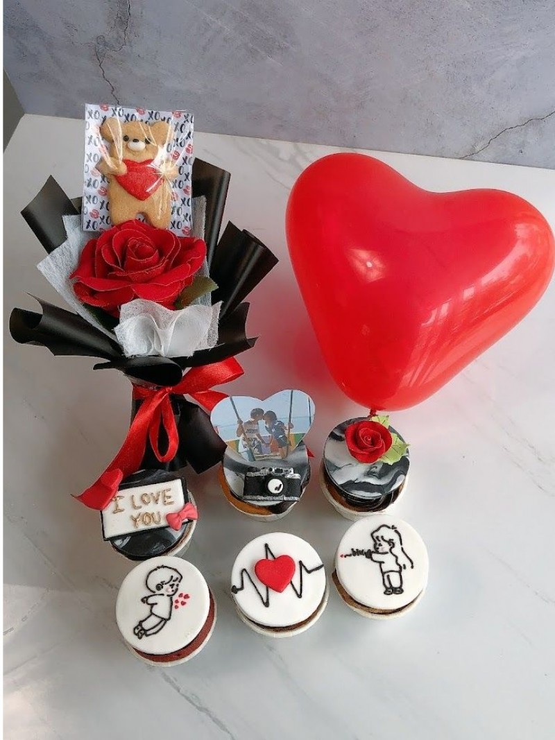 Love Valentine Cupcake