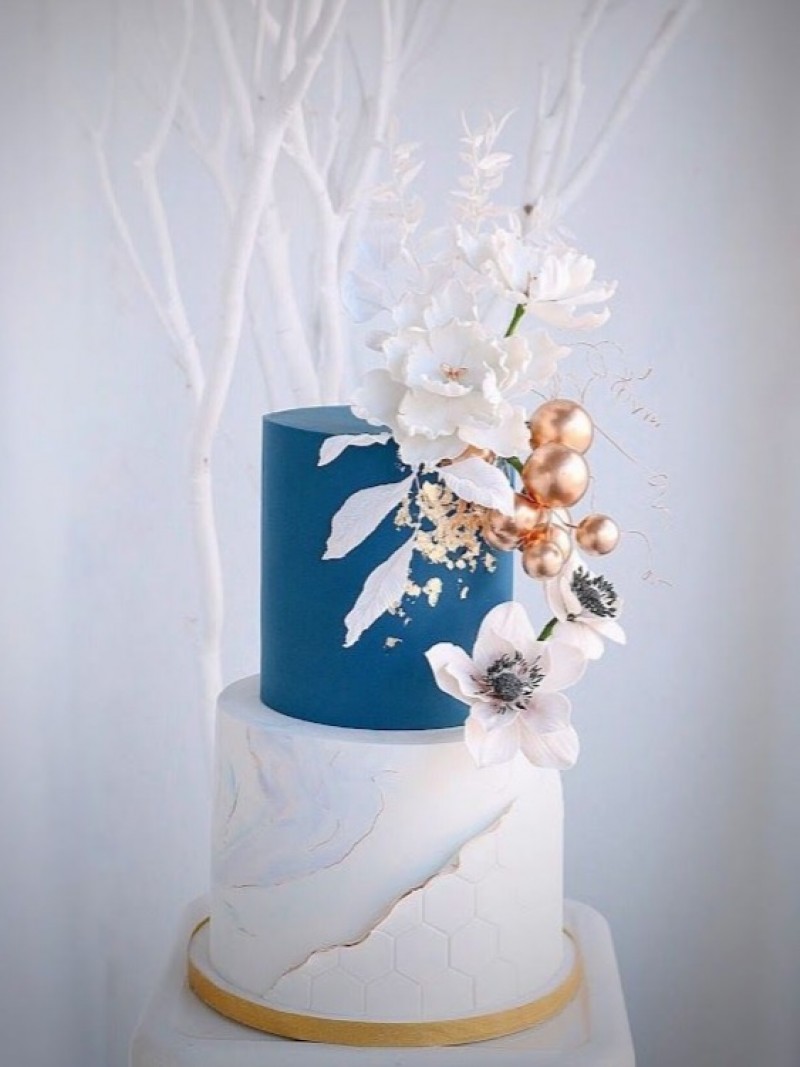 Royal Elegance Dark Blue Gold Cake